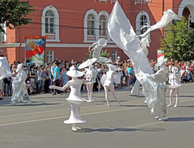 aktörler beyaz kostümleri ile cadde üzerinde'den aksesuarlar