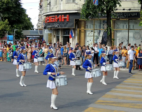 Menina baterista banda na avenida — Fotografia de Stock