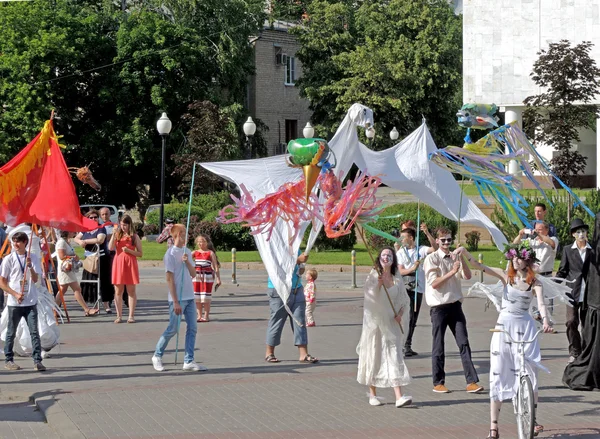 Procession d'acteurs en costumes avec des propriétés sur la place — Photo