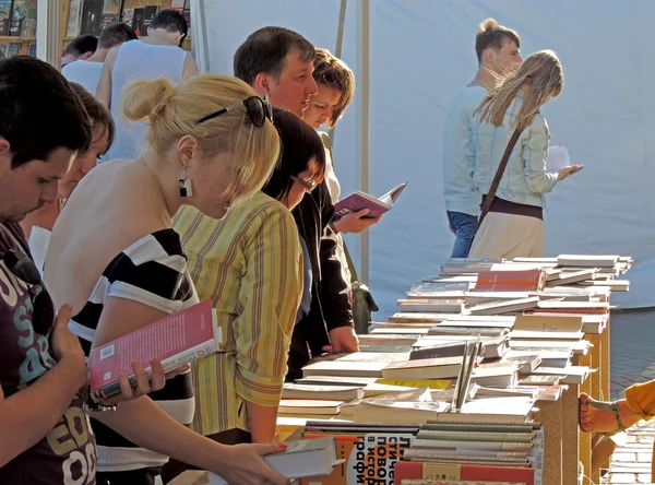 Customers of the Book Fair — Stock Photo, Image