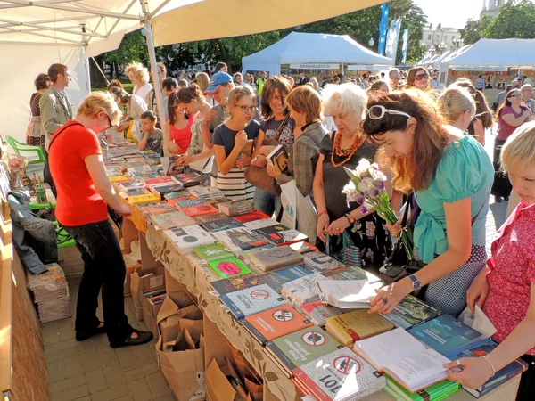 Клиенты книжной ярмарки — стоковое фото