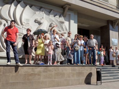 Townspeoples sokak geçit töreninde bak