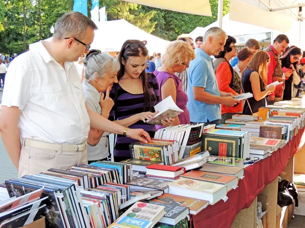 En la Feria del Libro — Foto de Stock