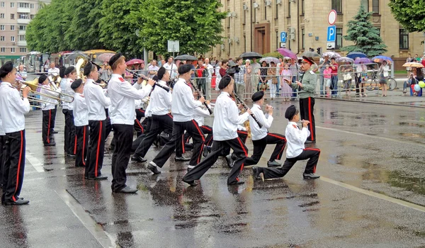 Drop curtseys of marching band — 图库照片