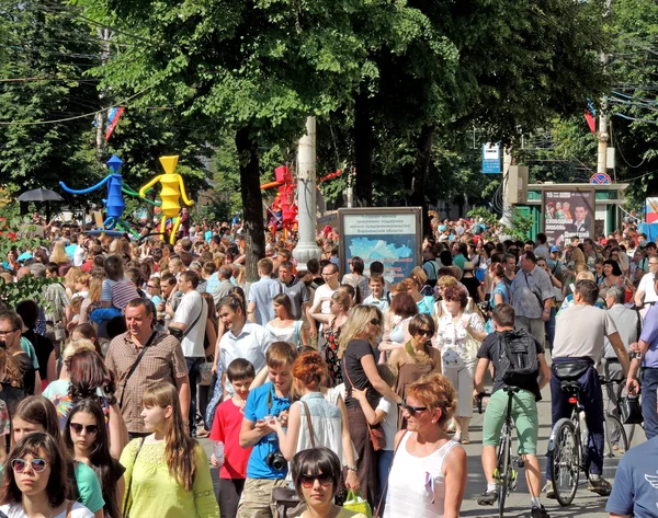 Los habitantes de la ciudad miran el desfile callejero — Foto de Stock