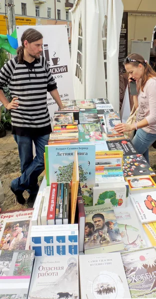 Um das Buch auf der Straße zu sehen — Stockfoto