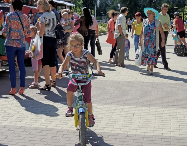 Cykling på park gränden — Stockfoto