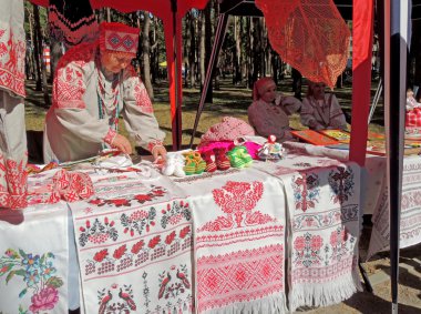 El sanatları rushnyks ve tığ işi öğeleriyle durak