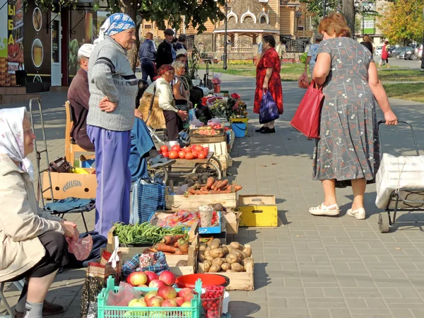 Kleiner Lebensmittelmarkt in der Straße — Stockfoto