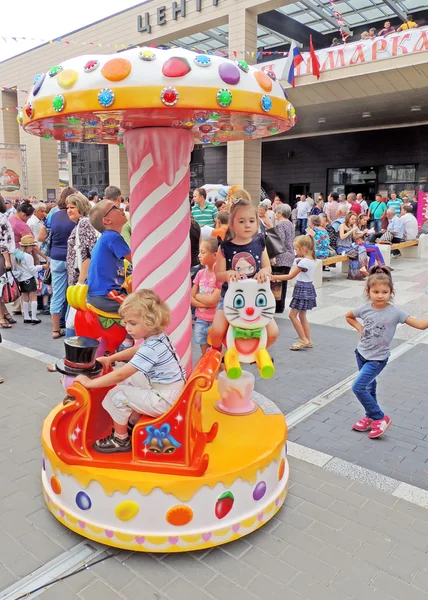 Warten auf die Fahrt auf dem Karussell — Stockfoto