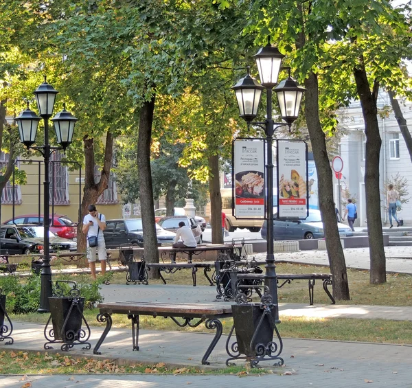 In the autumn park — Stock Photo, Image