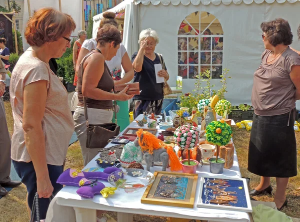 Straat stand met handwerk prullaria — Stockfoto