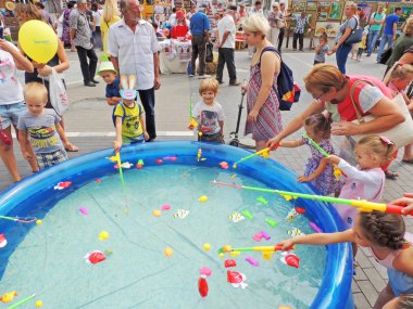 Oyuncak balık gölet çevresinde küçük anglers