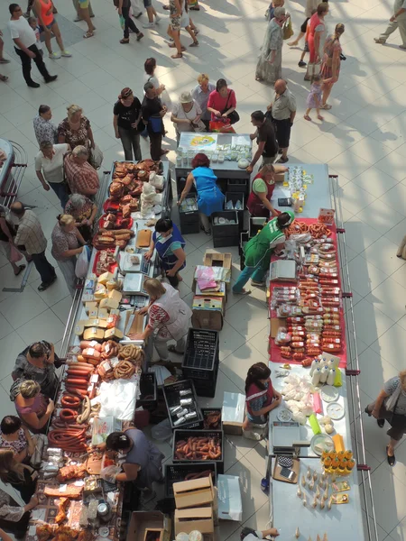 Wurst und Milchprodukte auf dem städtischen Lebensmittelmarkt — Stockfoto
