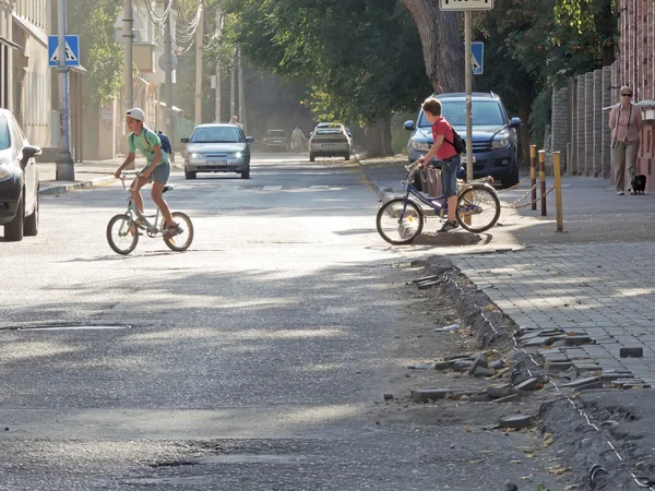 Прогулка на велосипеде по городской улице — стоковое фото