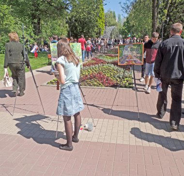 Şövale Paint'te genç kadın 