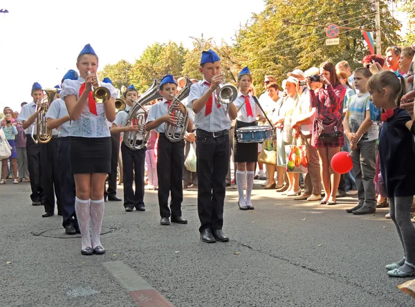 Детский марширующий оркестр на городской улице — стоковое фото