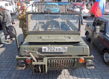 Küçük Sovyet dört tekerlekten çekiş amfibi araç