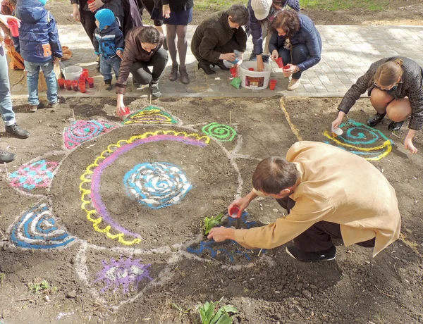 Die Schaffung eines Sandmandalas — Stockfoto