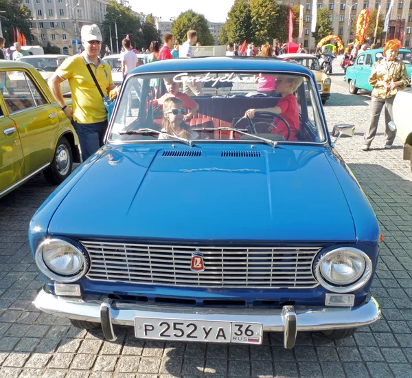 Niños de edad elemental en el retrocar soviético Lada VAZ-2101 — Foto de Stock