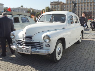 1950'lerde fastback Gaz-M20 Pobeda sürüm II çift araba
