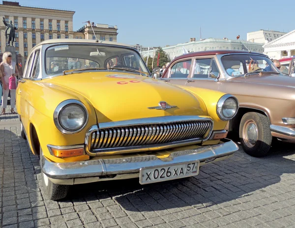 Gaz M21 Wolga derde reeks gele kleur — Stockfoto