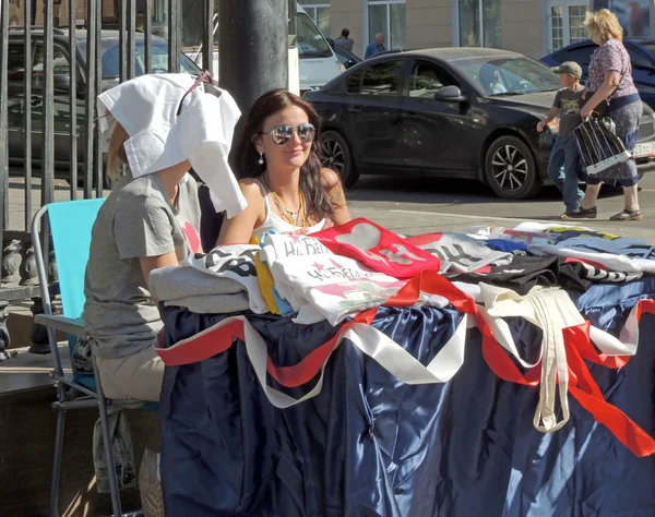 Street retail of T-shirts on a hot day — Stock Photo, Image