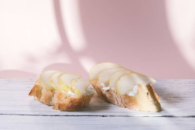 Baget, peynir ve armuttan yapılmış bir uskumru masanın üzerinde. Yiyeceklerdeki minimalizm kavramı