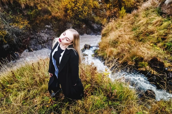 Egy gyönyörű fiatal nő portréja a hegyekben ősszel. A modellezés és a divatfotózás fogalma — Stock Fotó