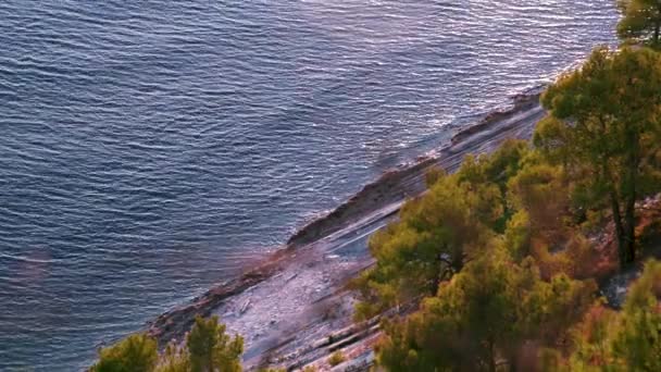 Hermosa puesta de sol en el mar, vista de las olas cerca de la costa, el concepto de relajación y pasatiempo — Vídeo de stock