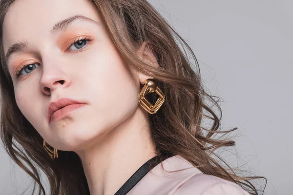 Portrait d'une belle femme avec un maquillage nu et de longs cheveux bouclés en studio. Concept de photographie de mode — Photo