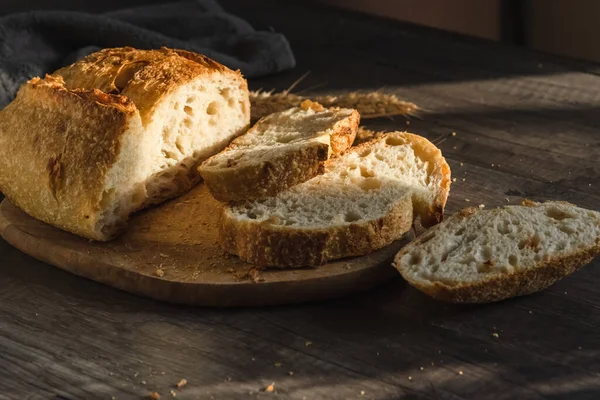 Olika rustika bröd på en träskiva. Friska livsmedel och odlingskoncept — Stockfoto