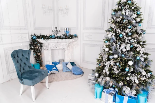 크리스마스 트리 안에 파란색과 흰색 장난감이 있습니다. 흰색과 파란색 디오르가 있는 크리스마스 카드. 로열티 프리 스톡 사진