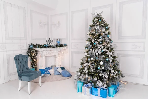 Albero di Natale con giocattoli blu e bianchi all'interno. Biglietto natalizio con decoro bianco e blu. — Foto Stock