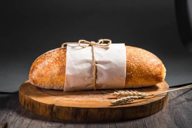 Masadaki tahta tepside geleneksel ciabatta somunu. Ekmek konsepti