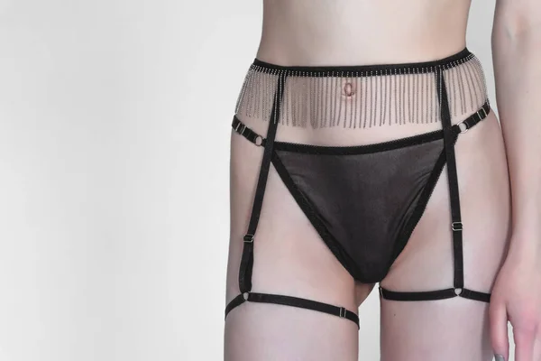 Gri arka planda bikinili güzel, narin bir kadın figürü. Moda fotoğrafçılığı ve giysi konsepti