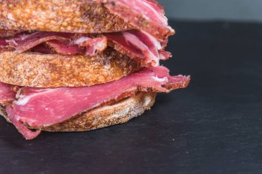 Etlerini geleneksel ciabatta ile sandviç yap. Basit, çiftlik yiyeceği konsepti.