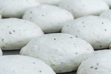 Masadaki ekmek için şekillendirilmiş hamur. Fırında ekmek yapıyorum.