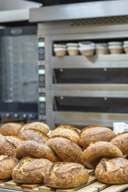 Masada tartin ekmeği var. Fırında ekmek yapıyorum.