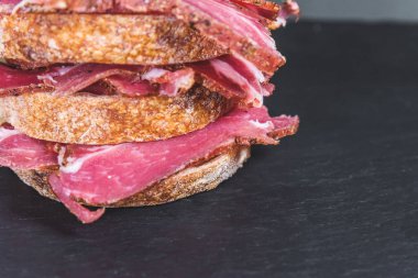 Etlerini geleneksel ciabatta ile sandviç yap. Basit, çiftlik yiyeceği konsepti.