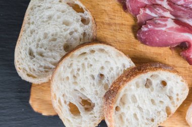 Etlerini geleneksel ciabatta ile sandviç yap. Basit, çiftlik yiyeceği konsepti.