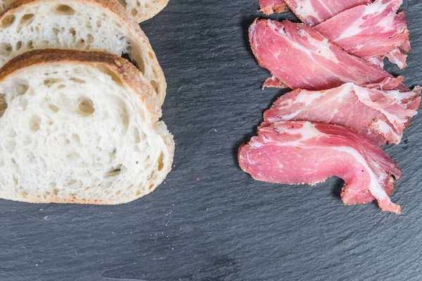 Sándwich de su carne en una ciabatta tradicional. Simple, concepto de comida de granja — Foto de Stock