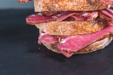 Etlerini geleneksel ciabatta ile sandviç yap. Basit, çiftlik yiyeceği konsepti.