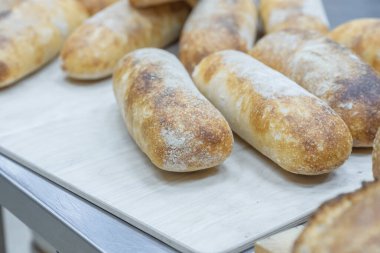 Ciabatta ekmeği masada. Fırında ekmek yapıyorum.