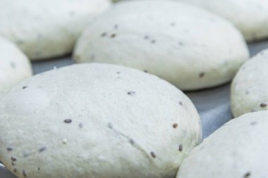 Masadaki ekmek için şekillendirilmiş hamur. Fırında ekmek yapıyorum.