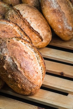 Pastanenin masasında ekmek var. Küçük endüstri ve sağlıklı gıda kavramı.