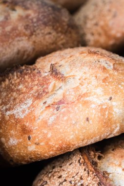 Pastanenin masasında ekmek var. Küçük endüstri ve sağlıklı gıda kavramı.