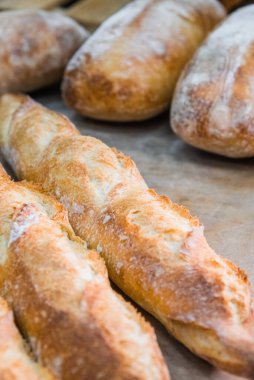 Pastanenin masasında ekmek var. Küçük endüstri ve sağlıklı gıda kavramı.