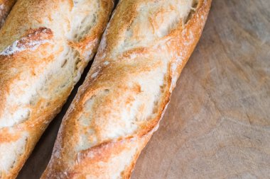 Pastanenin masasında ekmek var. Küçük endüstri ve sağlıklı gıda kavramı.