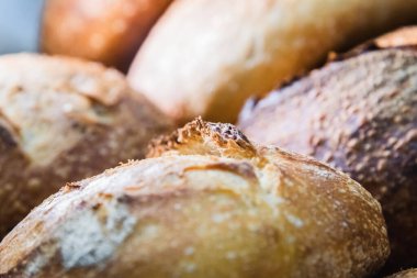 Pastanenin masasında ekmek var. Küçük endüstri ve sağlıklı gıda kavramı.